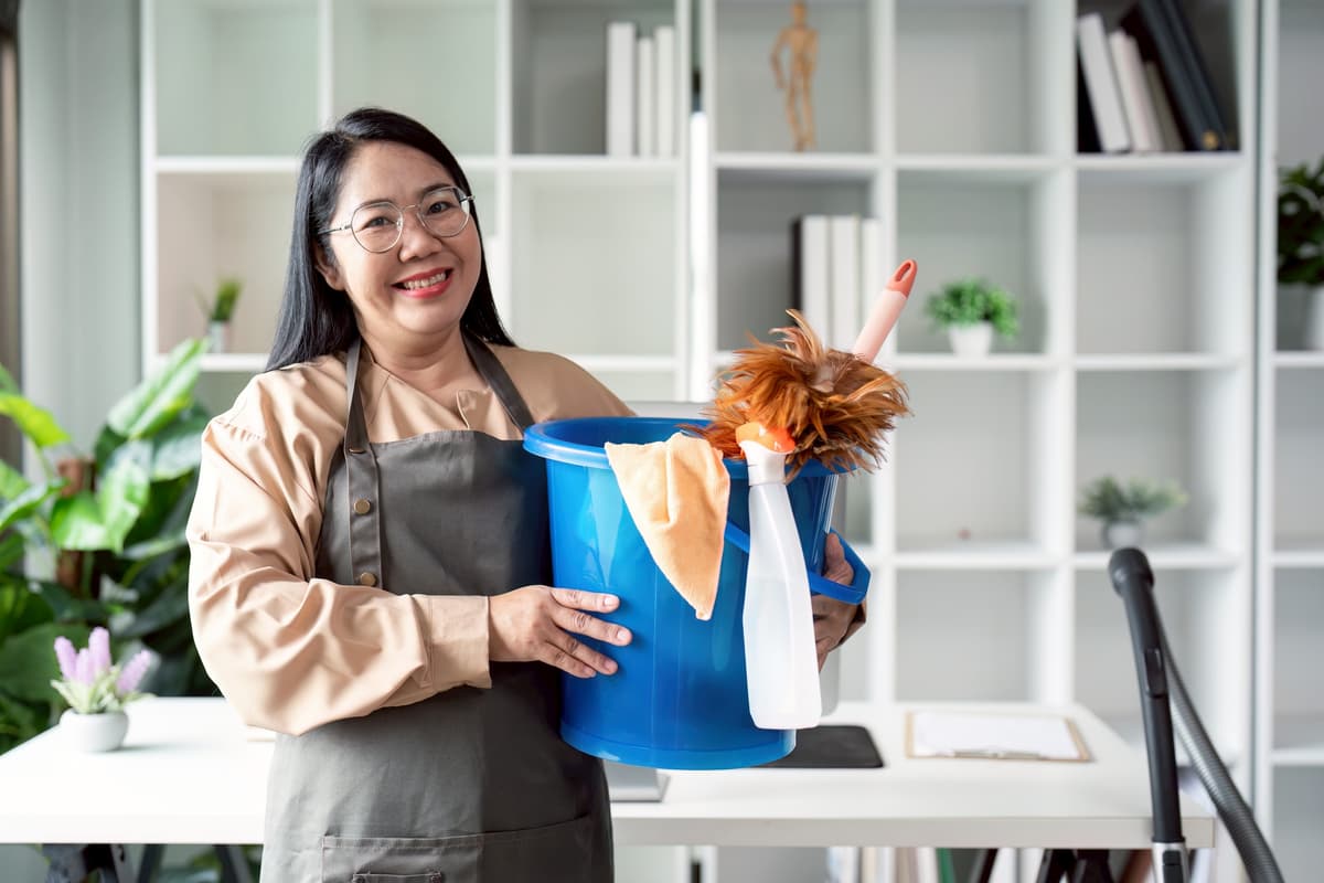 แม่บ้านกำลังทำงานอย่างมีความสุข